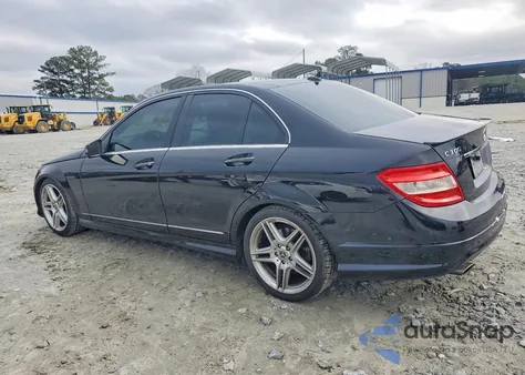 2010 Mercedes-Benz C 300 z USA, uszkodzony, nr VIN WDDGF5EB7AF423926